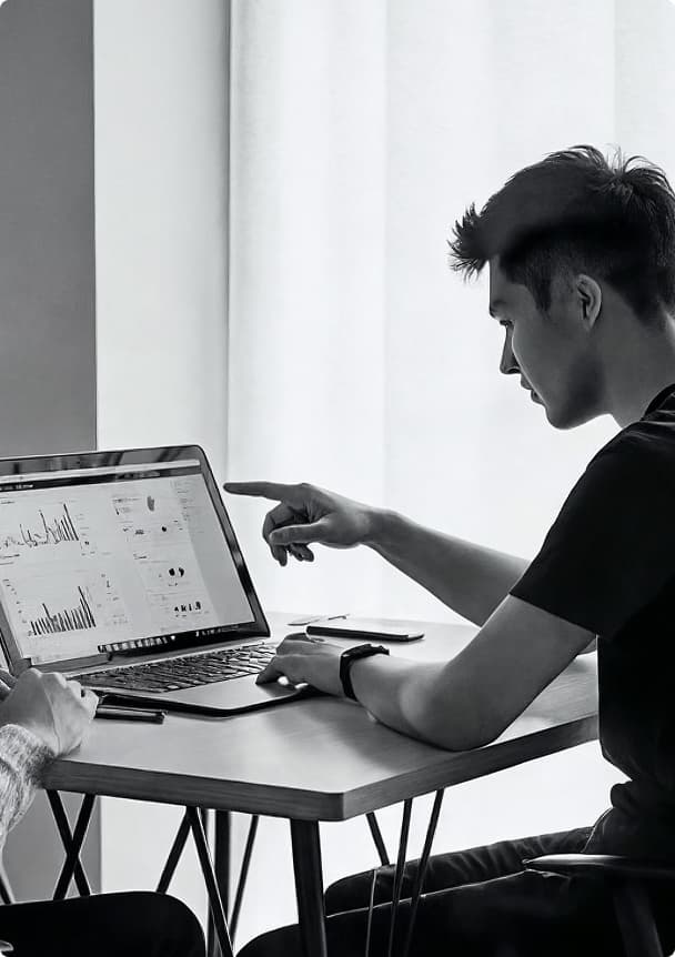 Foto de uma pessoa usando um notebook, representando a carreira em tecnologia